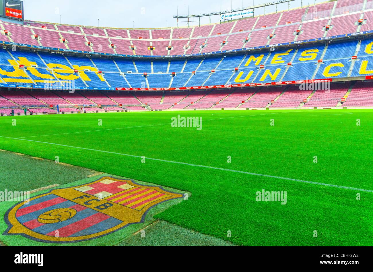 Barcelone, Espagne, 14 mars 2019 : le camp Nou est le stade de football de Barcelone, le plus grand stade d'Espagne. Vue des peuplements de tribondes, du champ d'herbe verte et du logo de réserve. Banque D'Images