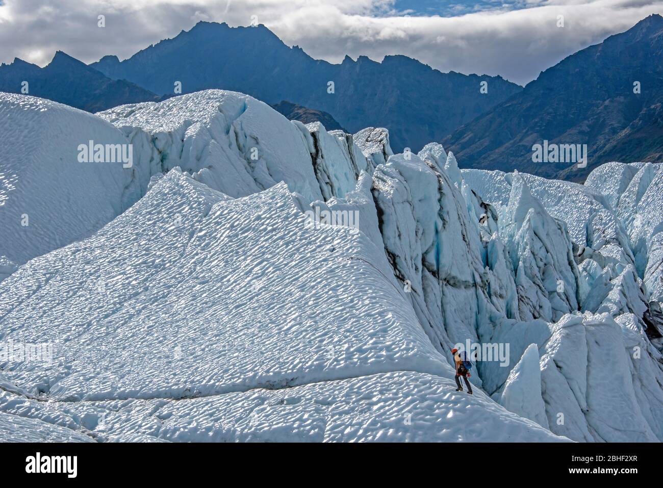 Un randonneur solo explore le glacier de Matanuska Banque D'Images