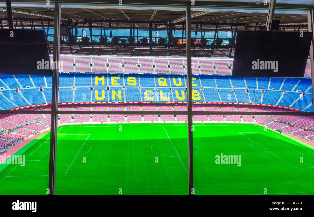 Barcelone, Espagne, 14 mars 2019 : le camp Nou est le stade de football de Barcelone, le plus grand stade d'Espagne. Vue aérienne sur les stands de tribunes et le champ vert de l'herbe depuis la boîte de commentaires. Banque D'Images
