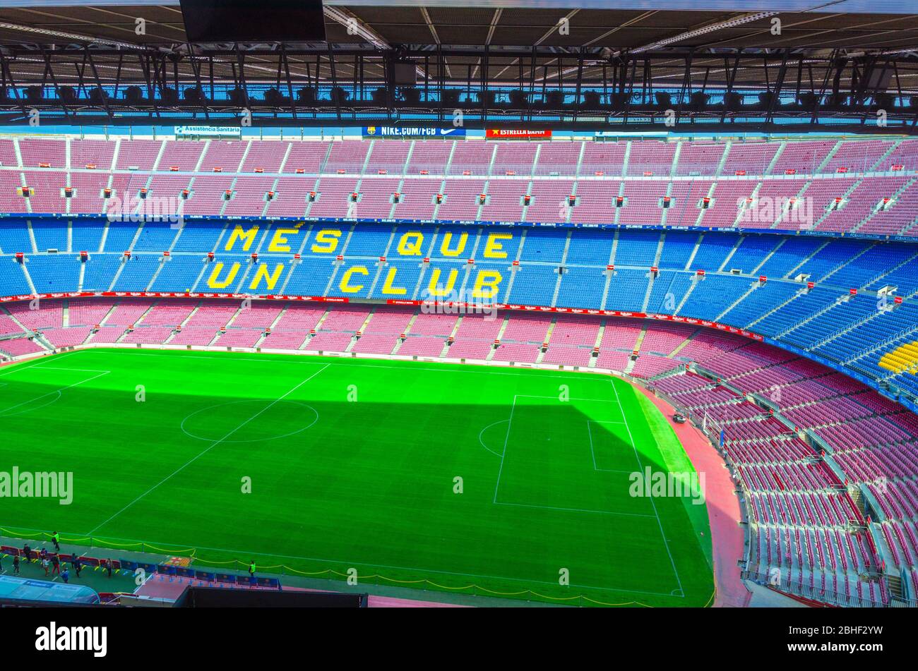 Barcelone, Espagne, 14 mars 2019 : le camp Nou est le stade de football de Barcelone, le plus grand stade d'Espagne. Vue aérienne sur les stands de tribunes et le champ vert de l'herbe depuis la boîte de commentaires. Banque D'Images
