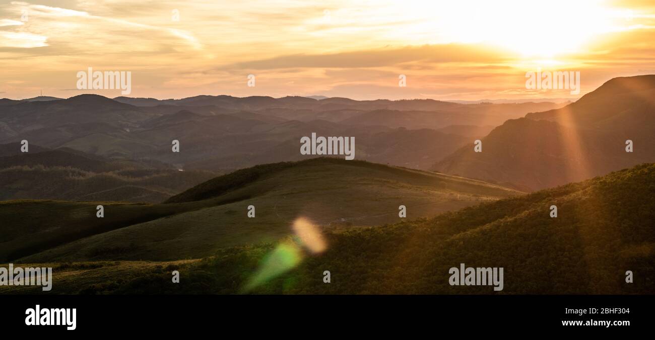 coucher de soleil dans les montagnes morada nova district dans la ville d'ouro preto brésil Banque D'Images