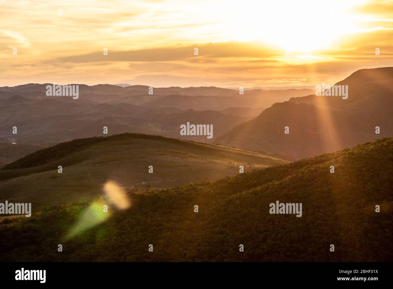 coucher de soleil dans les montagnes morada nova district dans la ville d'ouro preto brésil Banque D'Images