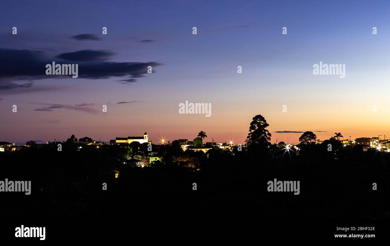 coucher de soleil dans les montagnes morada nova district dans la ville d'ouro preto brésil Banque D'Images