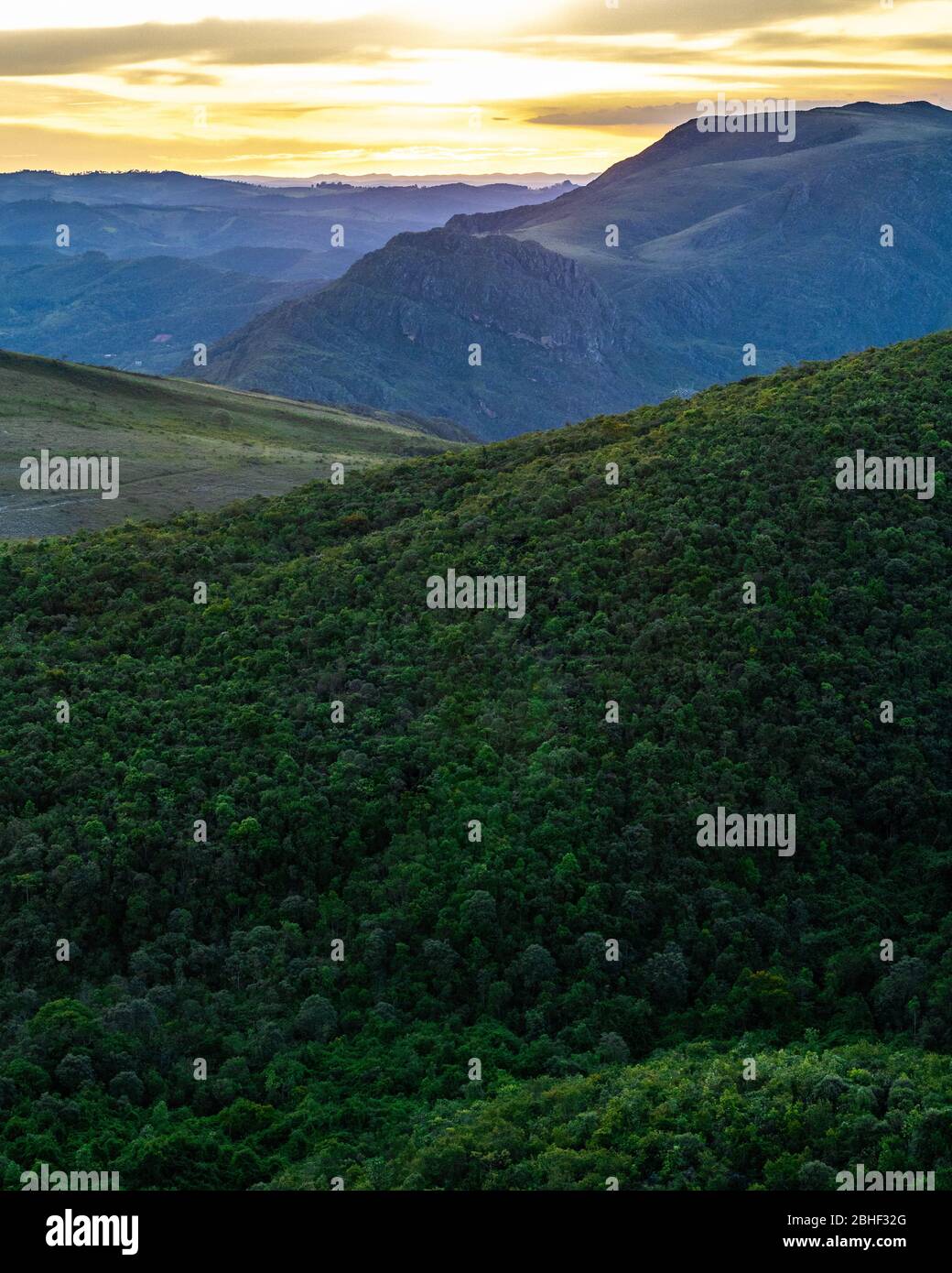 coucher de soleil dans les montagnes morada nova district dans la ville d'ouro preto brésil Banque D'Images