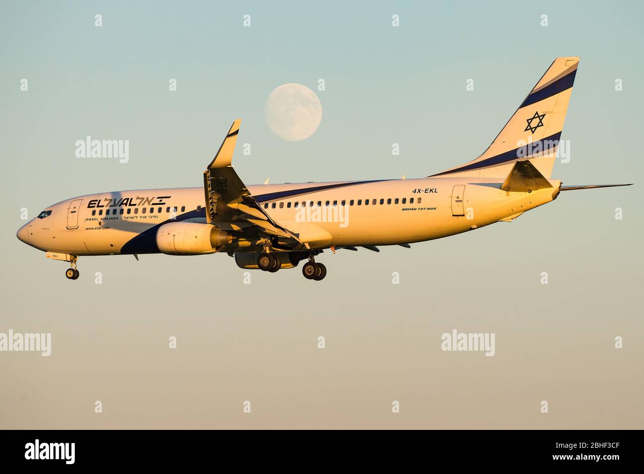 Un Boeing 737 de El Al Israel Airlines Ltd. Est prêt à atterrir à l'aéroport international de Bruxelles, en Belgique. Banque D'Images