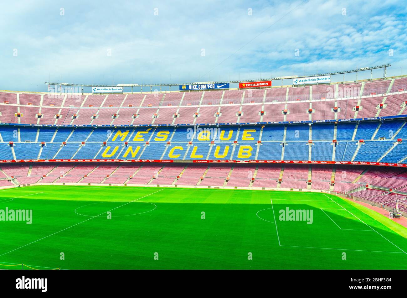 Barcelone, Espagne, 14 mars 2019 : le camp Nou est le stade de football de Barcelone, le plus grand stade d'Espagne. Vue aérienne du dessus des béquilles et du champ vert de l'herbe. Banque D'Images