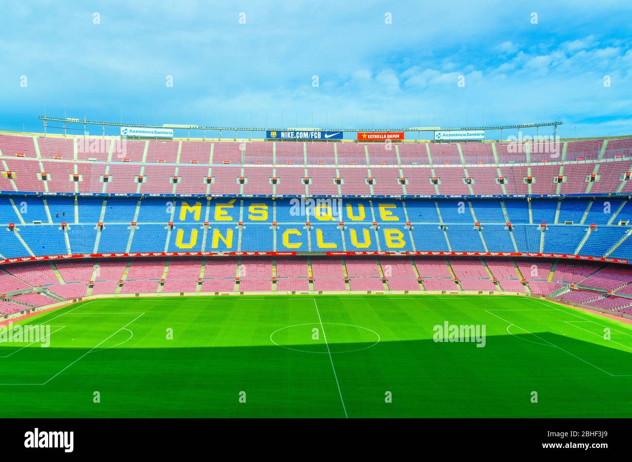 Barcelone, Espagne, 14 mars 2019 : le camp Nou est le stade de football de Barcelone, le plus grand stade d'Espagne. Vue aérienne du dessus des béquilles et du champ vert de l'herbe. Banque D'Images