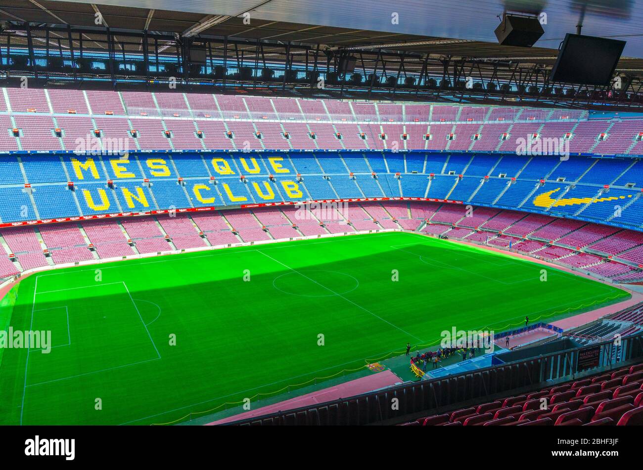 Barcelone, Espagne, 14 mars 2019 : le camp Nou est le stade de football de Barcelone, le plus grand stade d'Espagne. Vue aérienne sur les stands de tribunes et le champ vert de l'herbe depuis la boîte de commentaires. Banque D'Images
