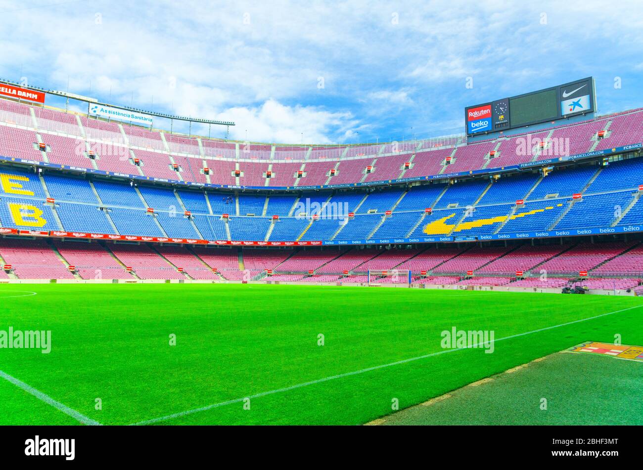 Barcelone, Espagne, 14 mars 2019 : le camp Nou est le stade de football de Barcelone, le plus grand stade d'Espagne. Vue des peuplements de tribondes, du champ d'herbe verte et du tableau de bord du banc de réserve. Banque D'Images