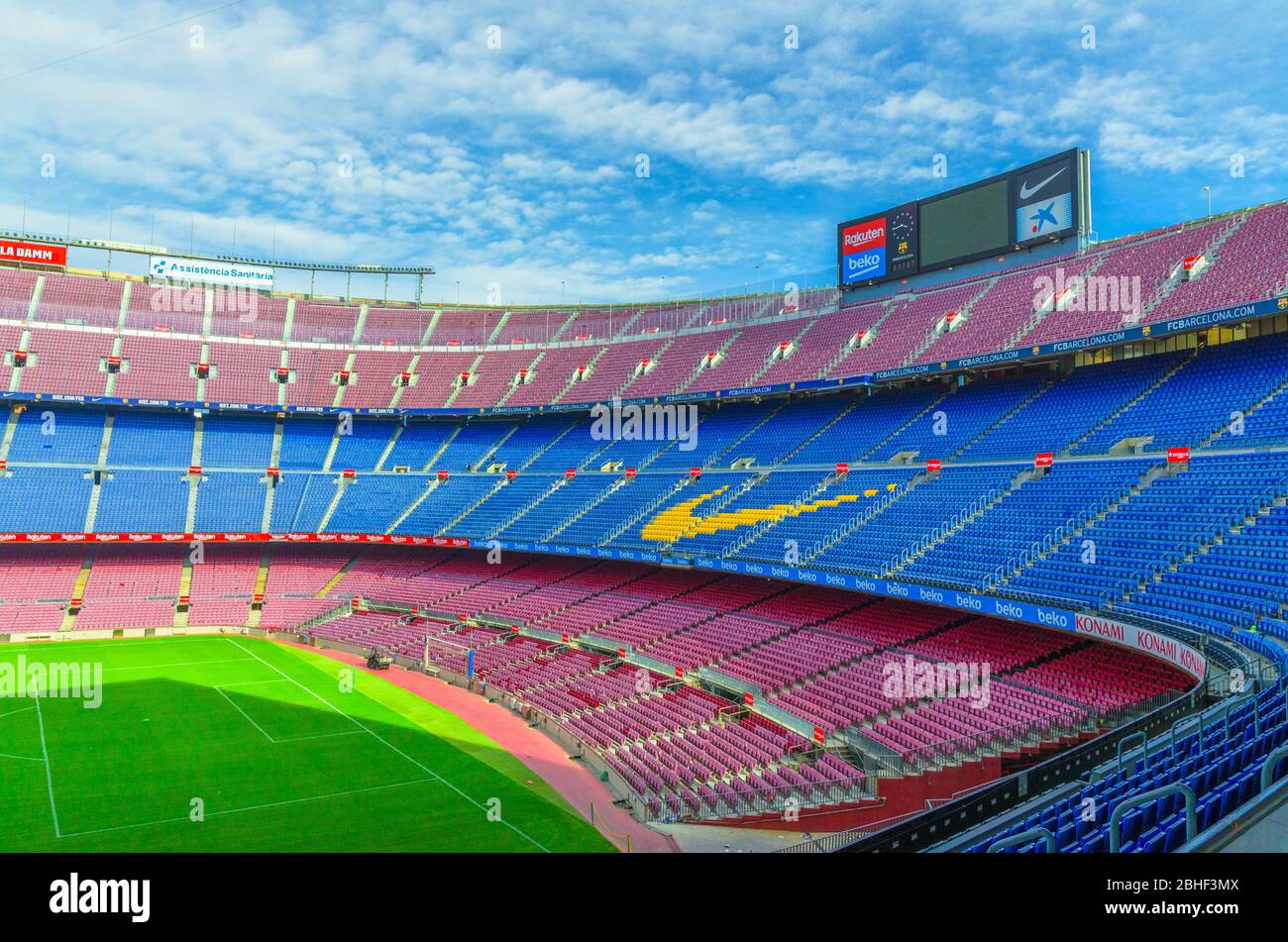 Barcelone, Espagne, 14 mars 2019 : le camp Nou est le stade de football de Barcelone, le plus grand stade d'Espagne. Vue aérienne du dessus des peuplements de tribones, du champ d'herbe verte et du tableau de bord. Banque D'Images