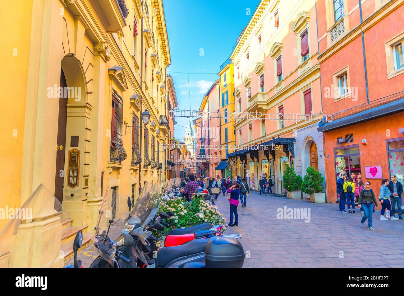 Bologne, Italie, 17 mars 2018: Les gens marchant dans la rue piétonne via Massimo d'Azeglio avec des mots suspendus des phrases au-dessus des bâtiments dans le vieux centre-ville historique, Emilie-Romagne Banque D'Images