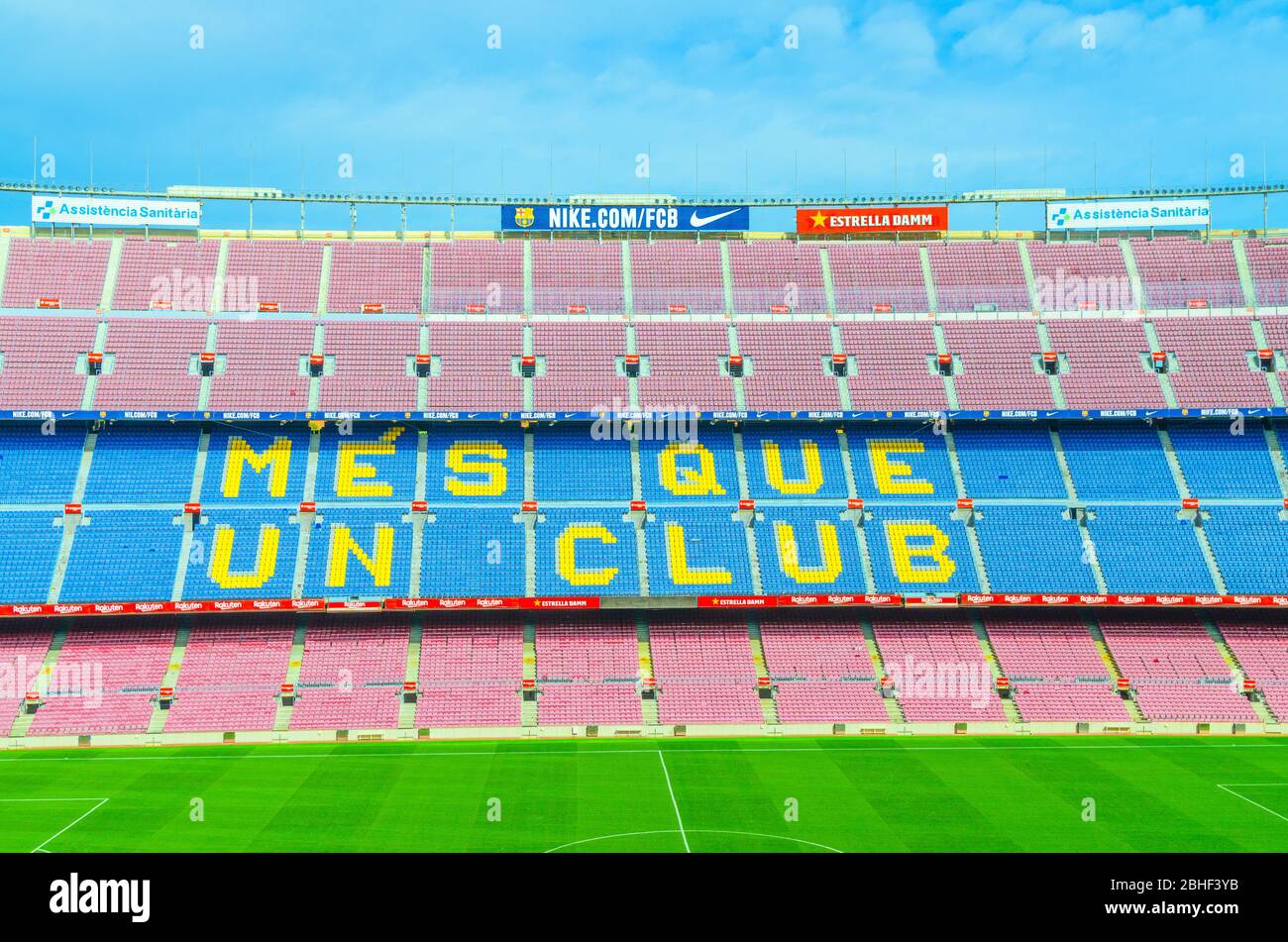 Barcelone, Espagne, 14 mars 2019 : le camp Nou est le stade de football de Barcelone, le plus grand stade d'Espagne. Vue aérienne du dessus des béquilles et du champ vert de l'herbe. Banque D'Images