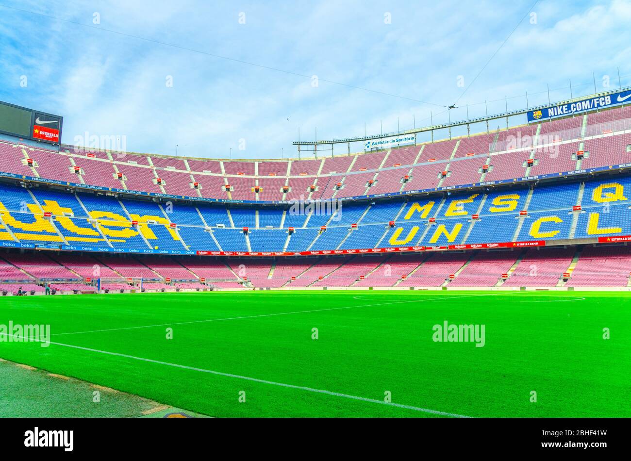 Barcelone, Espagne, 14 mars 2019 : le camp Nou est le stade de football de Barcelone, le plus grand stade d'Espagne. Vue des peuplements de tribondes, du champ d'herbe verte et du tableau de bord du banc de réserve. Banque D'Images