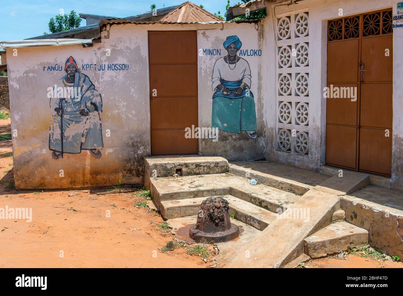 Scène de rue avec des peintures sur la maison Voodoo à Ouidah, Bénin. Banque D'Images