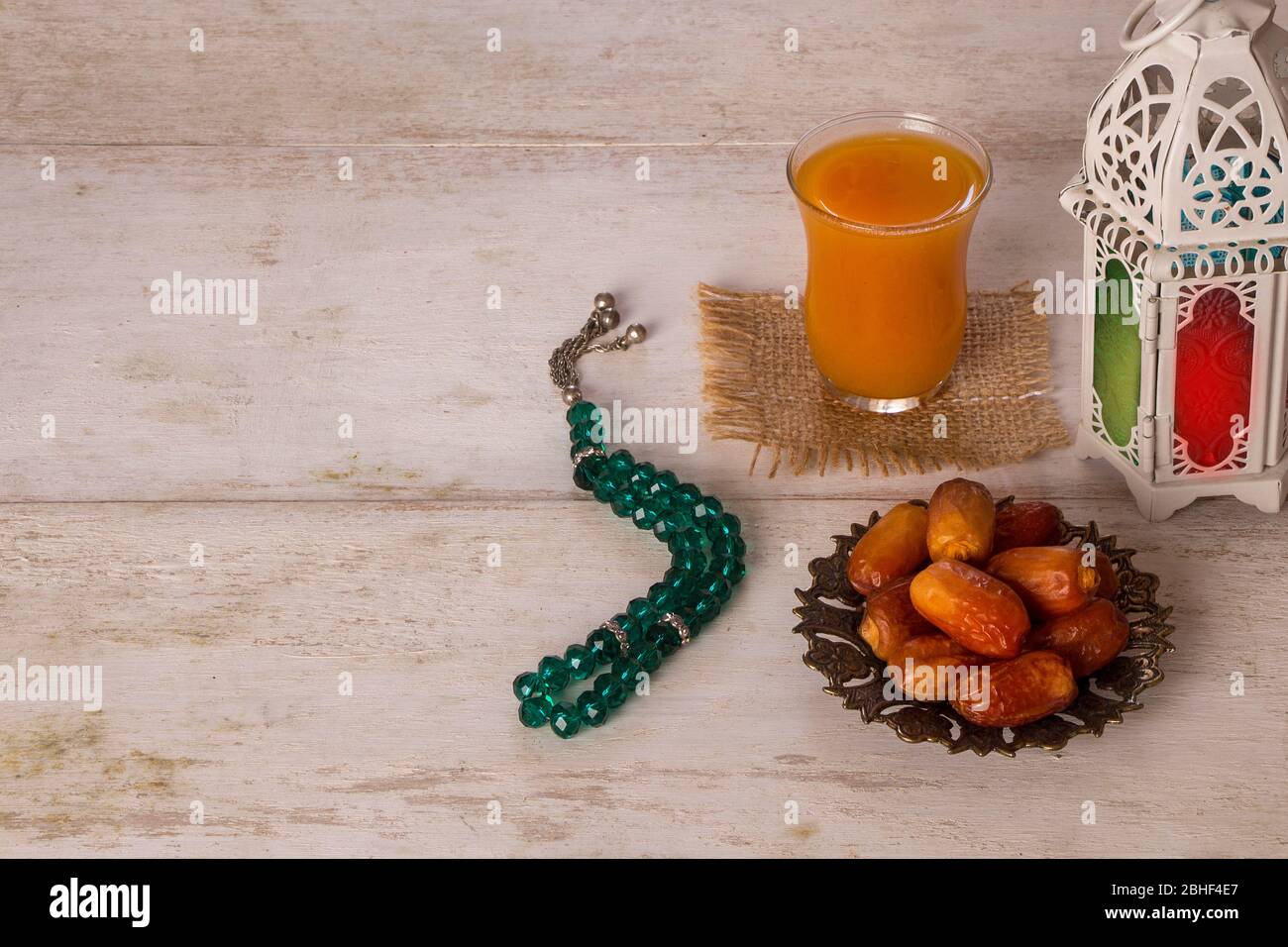 Ramadan Food - Table avec dates arabes, et jus de kamar el DIN pour l'iftar heureux ( petit déjeuner ) à Ramadan Banque D'Images