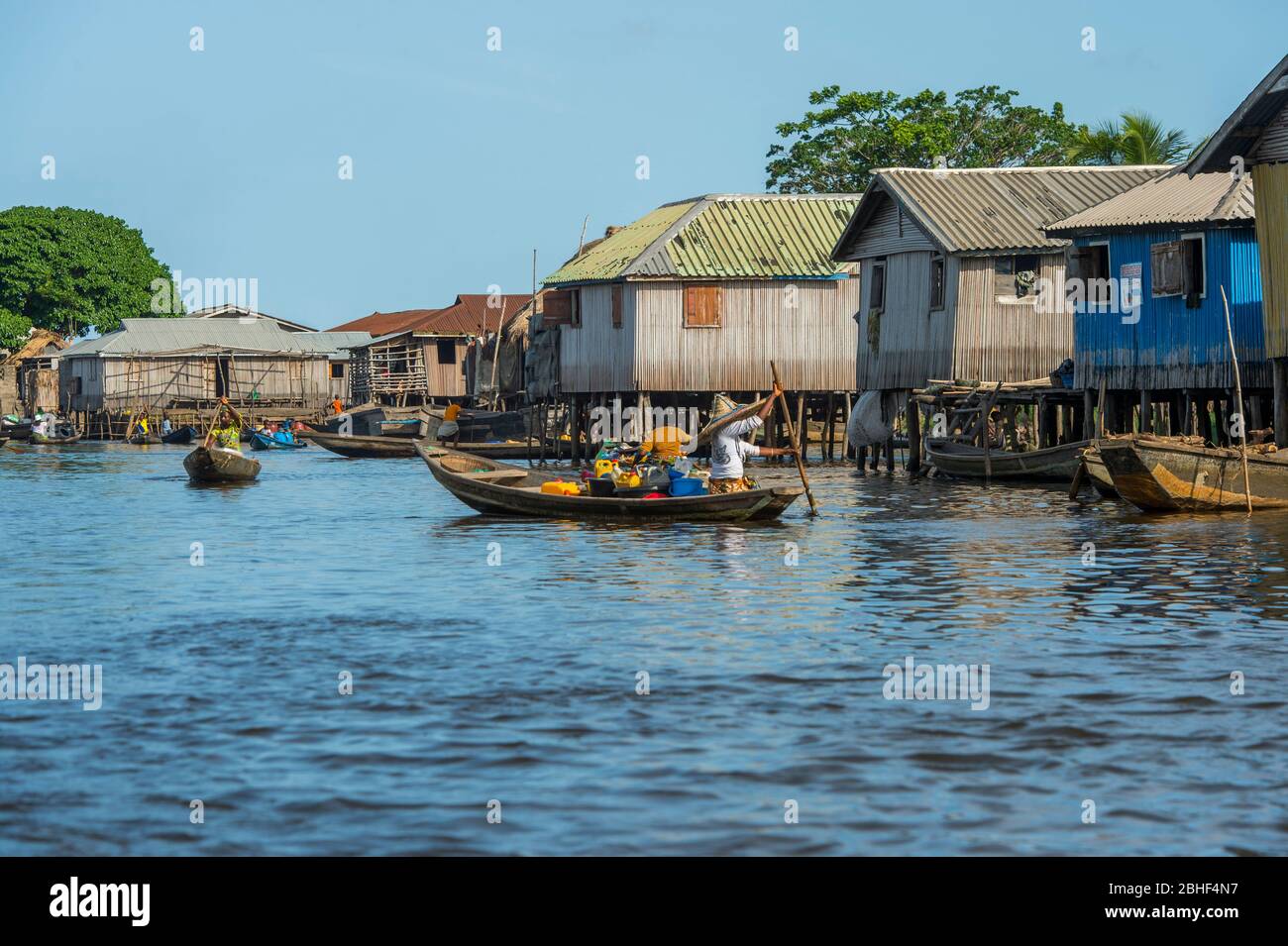Ganvie village scène, un village unique construit sur pilotis, sur le lac Nokoue près de Cotonou, Bénin. Banque D'Images