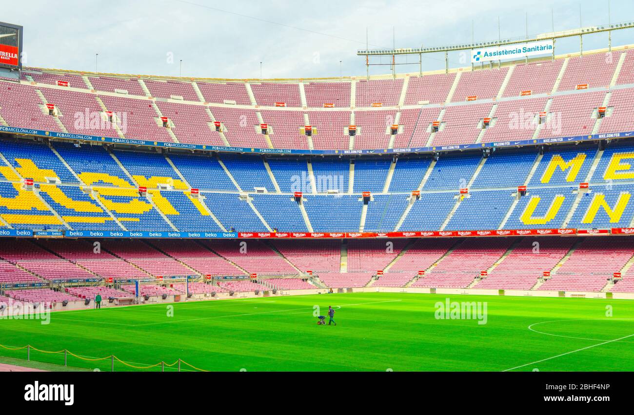 Barcelone, Espagne, 14 mars 2019 : le camp Nou est le stade de football de Barcelone, le plus grand stade d'Espagne. Vue des peuplements de tribondes, du champ d'herbe verte et du tableau de bord du banc de réserve. Banque D'Images