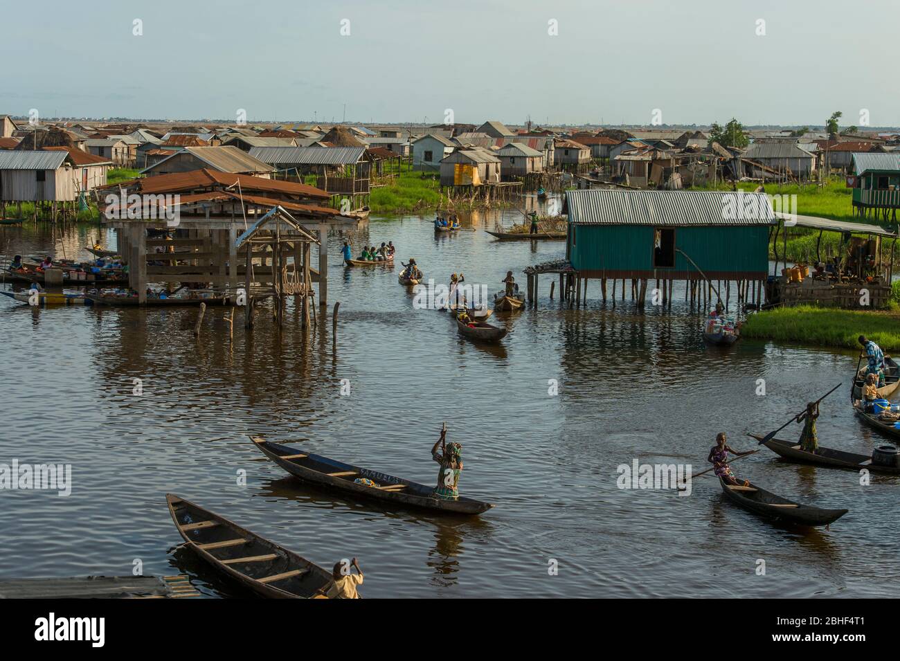 Vue d'ensemble du village Ganvie avec les gens se déplacer en bateau. Le village est un village unique construit sur pilotis, sur le lac Nokoue près de Cotonou, au Bénin. Banque D'Images