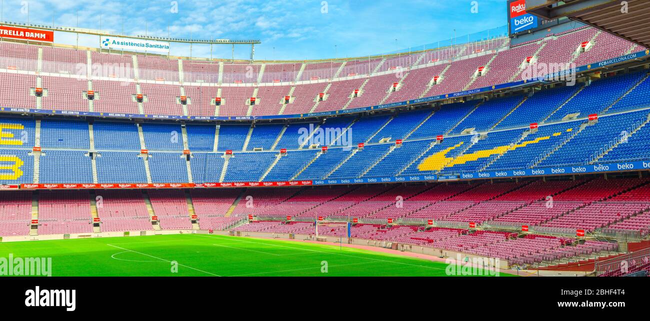 Barcelone, Espagne, 14 mars 2019 : le camp Nou est le stade de football de Barcelone, le plus grand stade d'Espagne. Vue aérienne du dessus des peuplements de tribones, du champ d'herbe verte et du tableau de bord. Banque D'Images