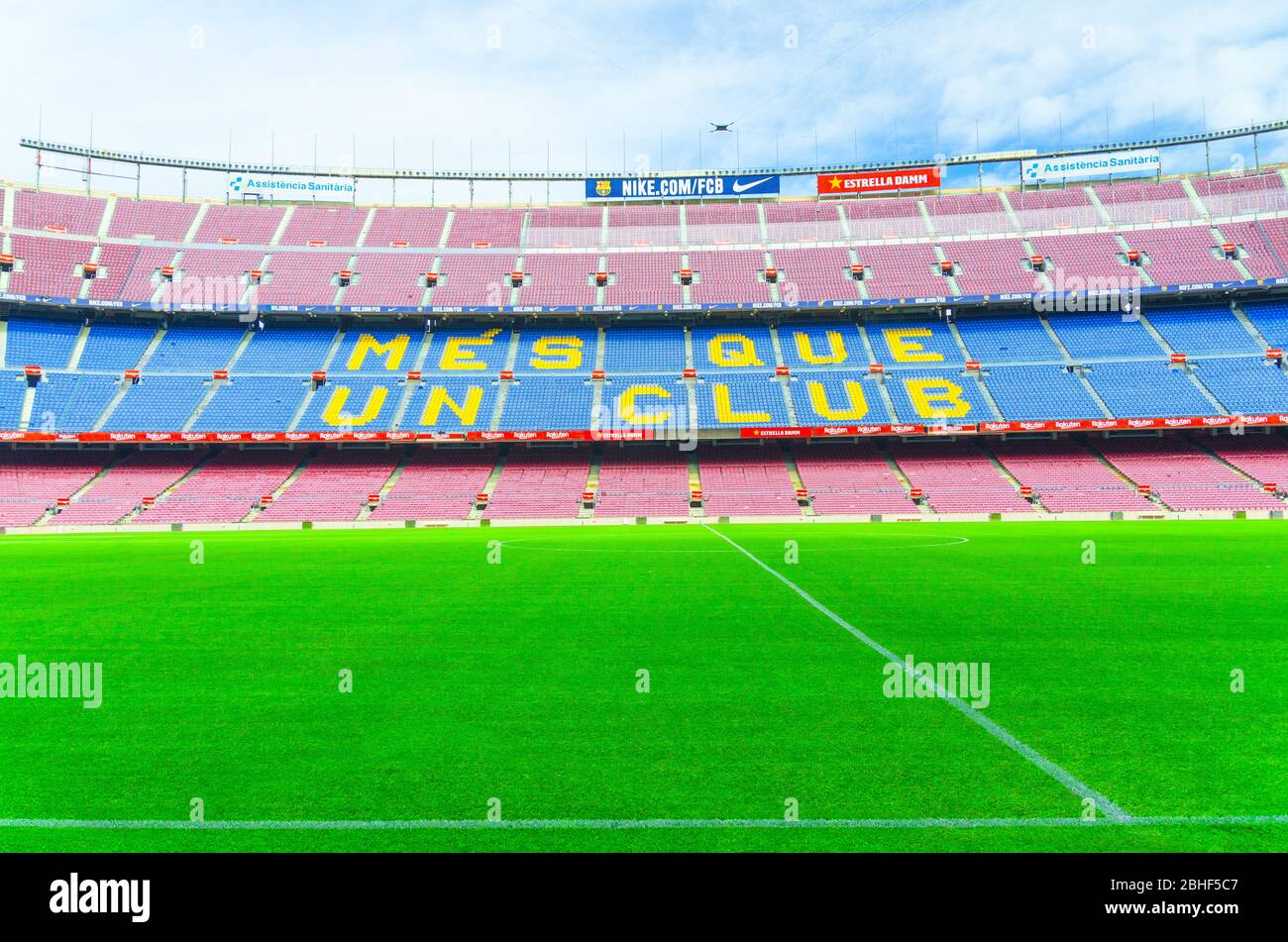 Barcelone, Espagne, 14 mars 2019 : le camp Nou est le stade de football de Barcelone, le plus grand stade d'Espagne. Vue des peuplements de tribondes et du champ d'herbe verte du banc de réserve. Banque D'Images
