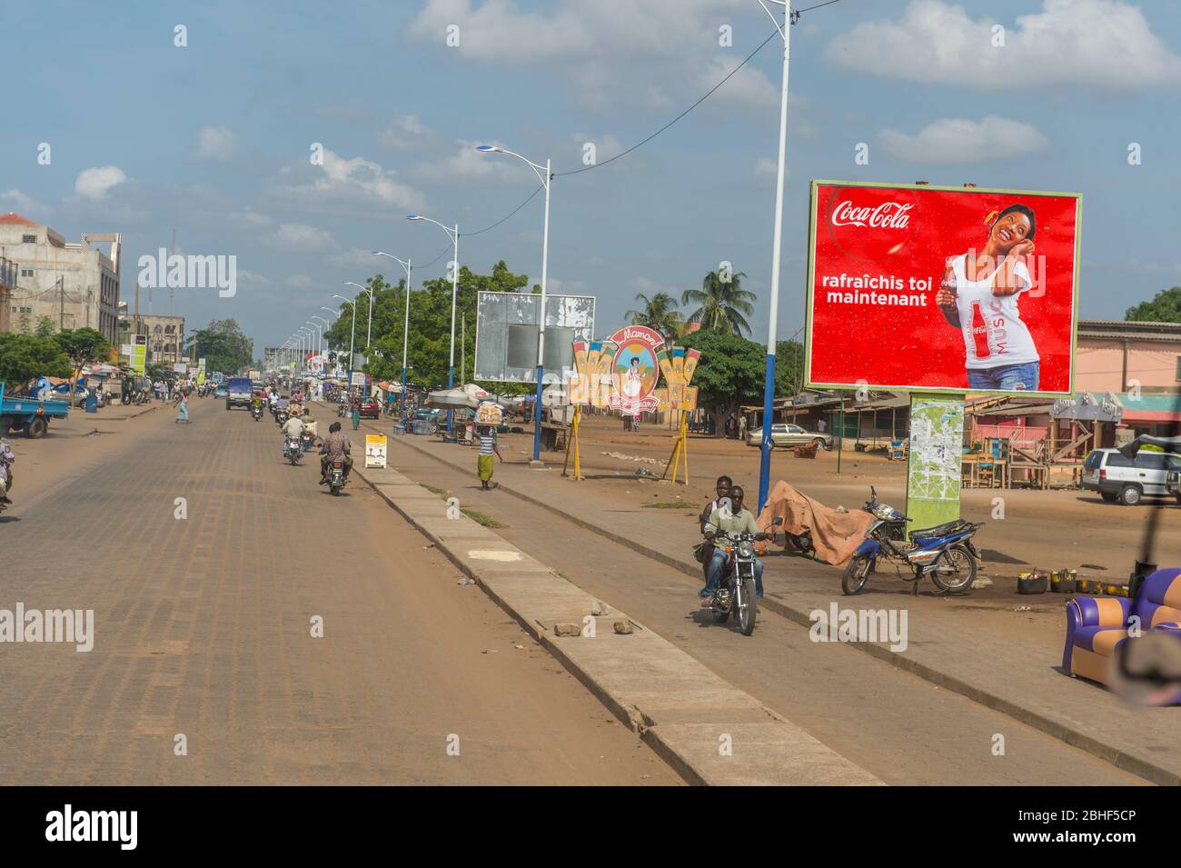 Scène de rue avec publicité Coca-Cola à Lomé, Togo. Banque D'Images