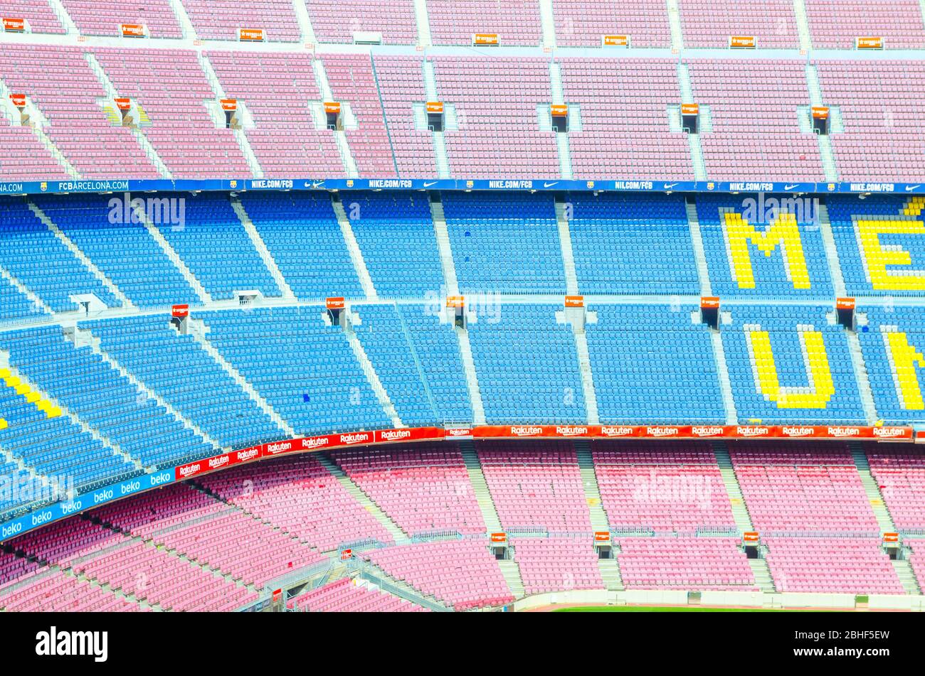 Barcelone, Espagne, 14 mars 2019: Vue rapprochée des stands de tribunes à plusieurs niveaux du Camp Nou. Nou Camp est le stade de football de Barcelone, le plus grand stade d'Espagne. Banque D'Images