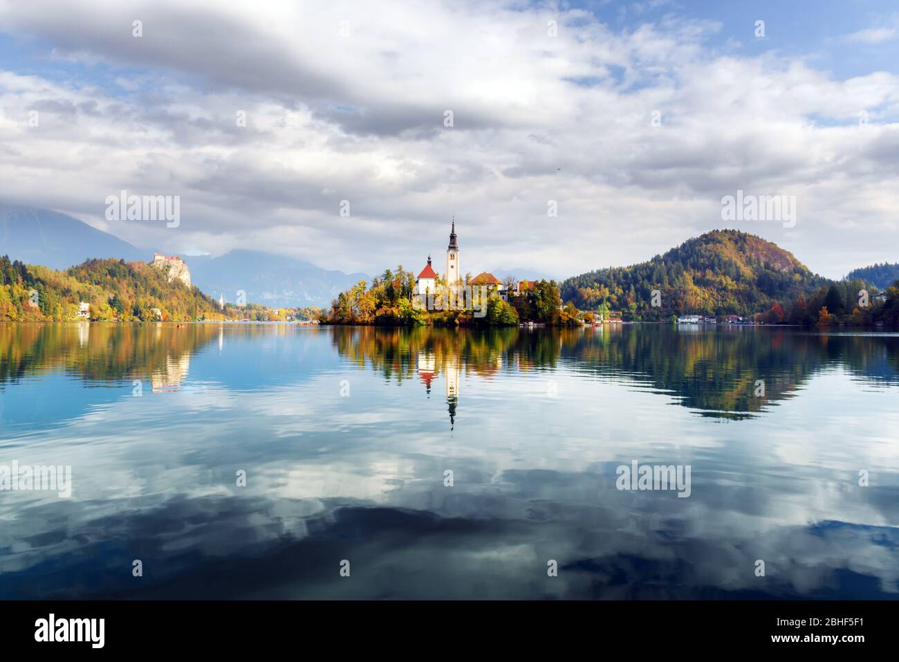 Vue d'automne du matin sur le lac Bled dans les Alpes juliennes, Slovénie. Église de pèlerinage de l'Assomption de Maria au premier plan. Photographie de paysage Banque D'Images