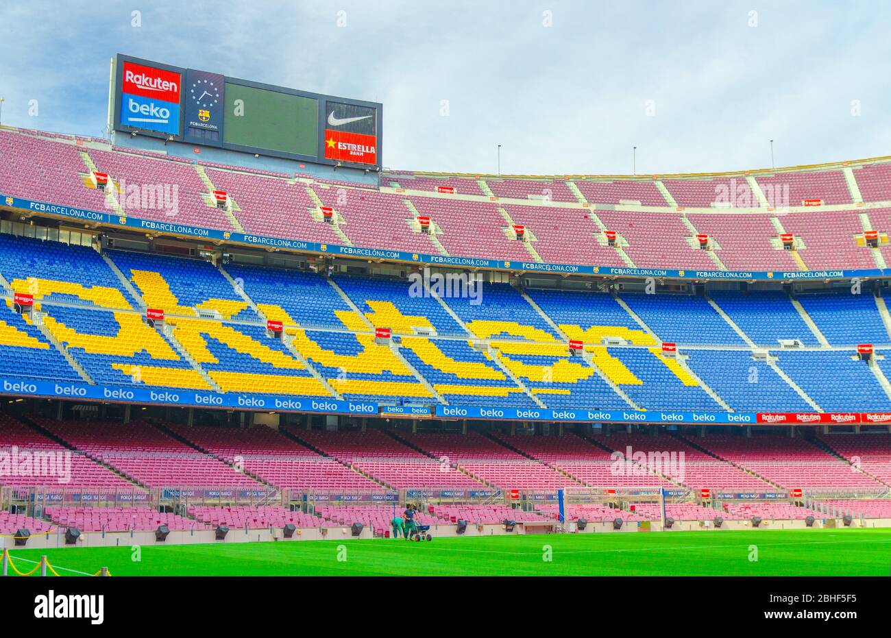 Barcelone, Espagne, 14 mars 2019 : le camp Nou est le stade de football de Barcelone, le plus grand stade d'Espagne. Vue des peuplements de tribondes, du champ d'herbe verte et du tableau de bord du banc de réserve. Banque D'Images