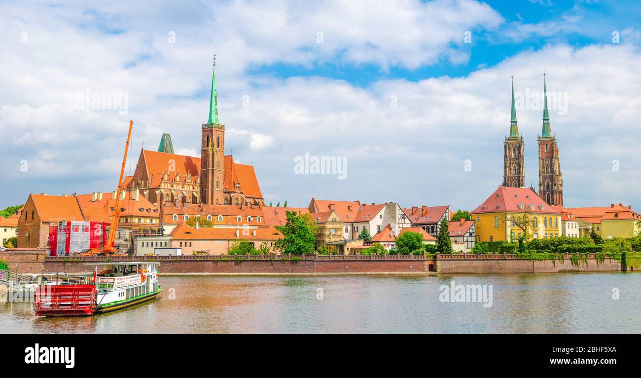 Wroclaw, Pologne, 7 mai 2019: Vue panoramique sur Ostrow Tumski: Collégiale Sainte-Croix et Saint-Bartholomew, cathédrale Saint-Jean-Baptiste et bateaux sur la rivière Odra Oder dans le centre historique de la ville Banque D'Images