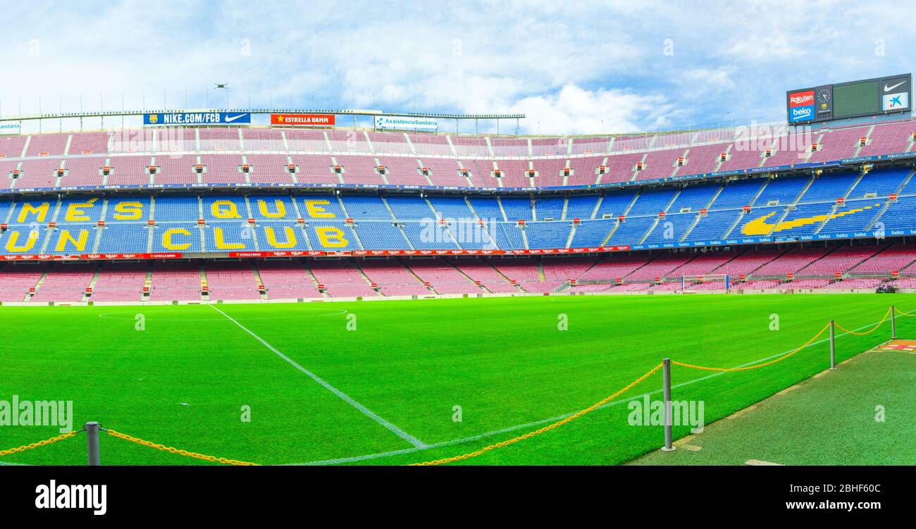 Barcelone, Espagne, 14 mars 2019 : le camp Nou est le stade de football de Barcelone, le plus grand stade d'Espagne. Vue des peuplements de tribondes, du champ d'herbe verte et du tableau de bord du banc de réserve. Banque D'Images