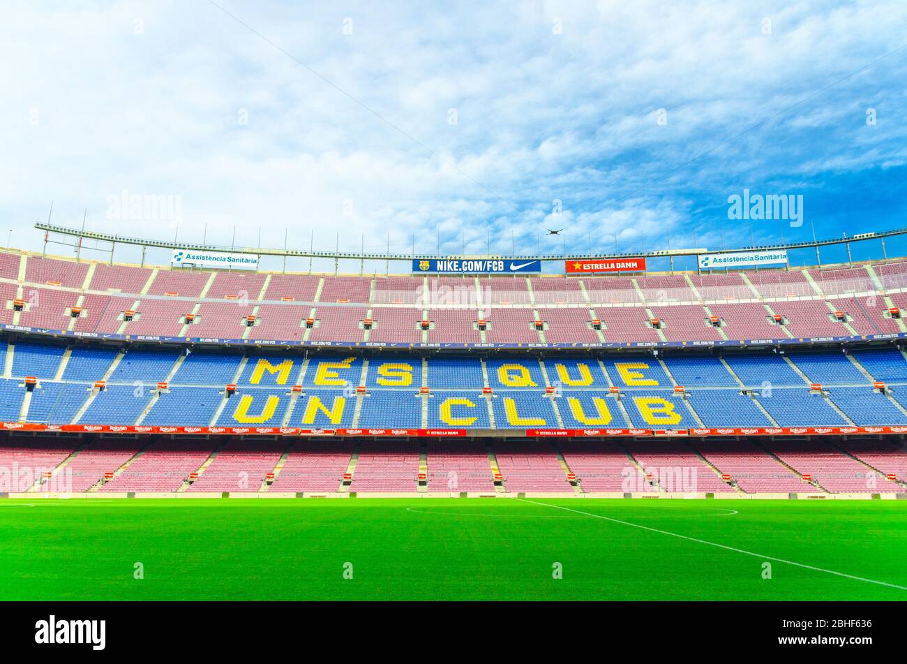 Barcelone, Espagne, 14 mars 2019 : le camp Nou est le stade de football de Barcelone, le plus grand stade d'Espagne. Vue des peuplements de tribondes et du champ d'herbe verte du banc de réserve. Banque D'Images
