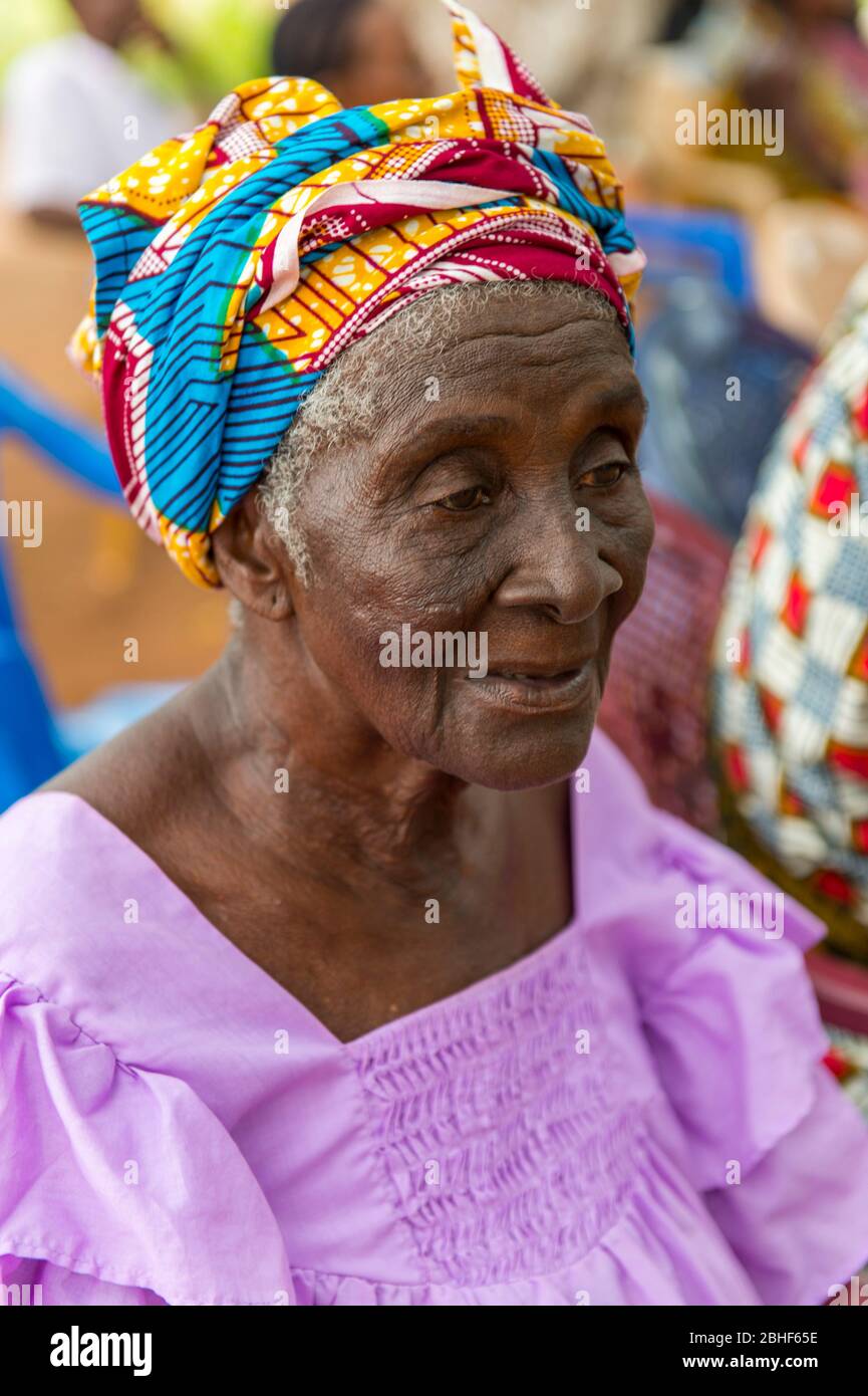 Portrait de la vieille femme dans le village d'Akato Viepe de la tribu des Ewe près de Lomé, Togo. Banque D'Images