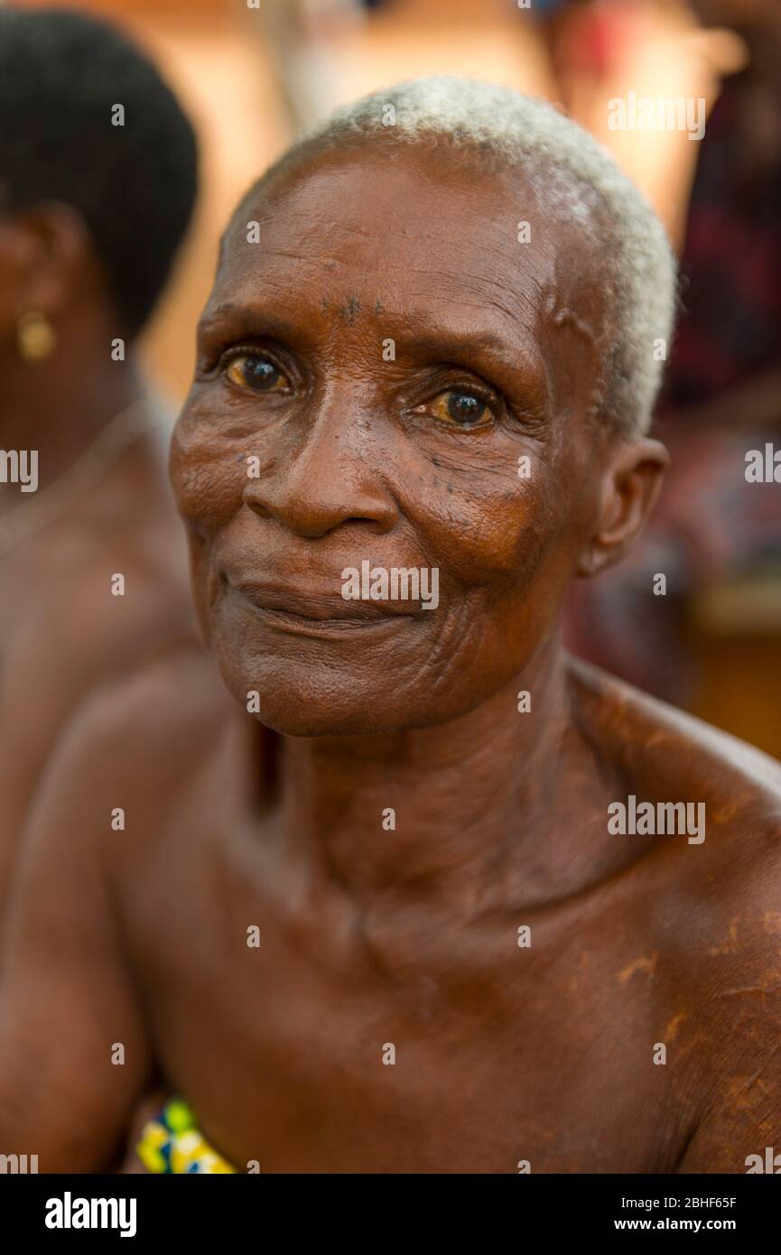 Portrait de la vieille femme dans le village d'Akato Viepe de la tribu des Ewe près de Lomé, Togo. Banque D'Images