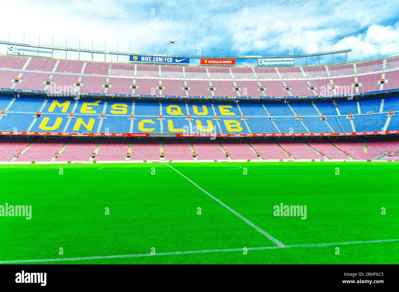 Barcelone, Espagne, 14 mars 2019 : le camp Nou est le stade de football de Barcelone, le plus grand stade d'Espagne. Vue des peuplements de tribondes et du champ d'herbe verte du banc de réserve. Banque D'Images
