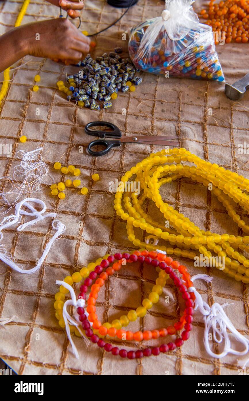 Perles de verre en cours de blessure à l'usine de Cedi Bead près d'Accra, Ghana. Banque D'Images