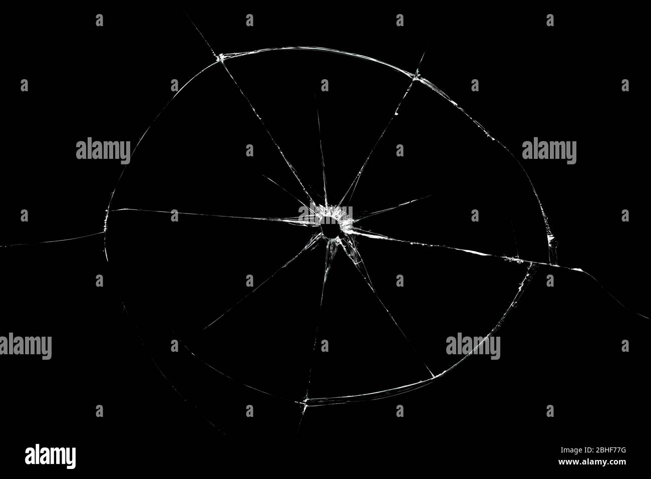 Texture de verre cassée avec trou au centre isolé sur fond noir Banque D'Images