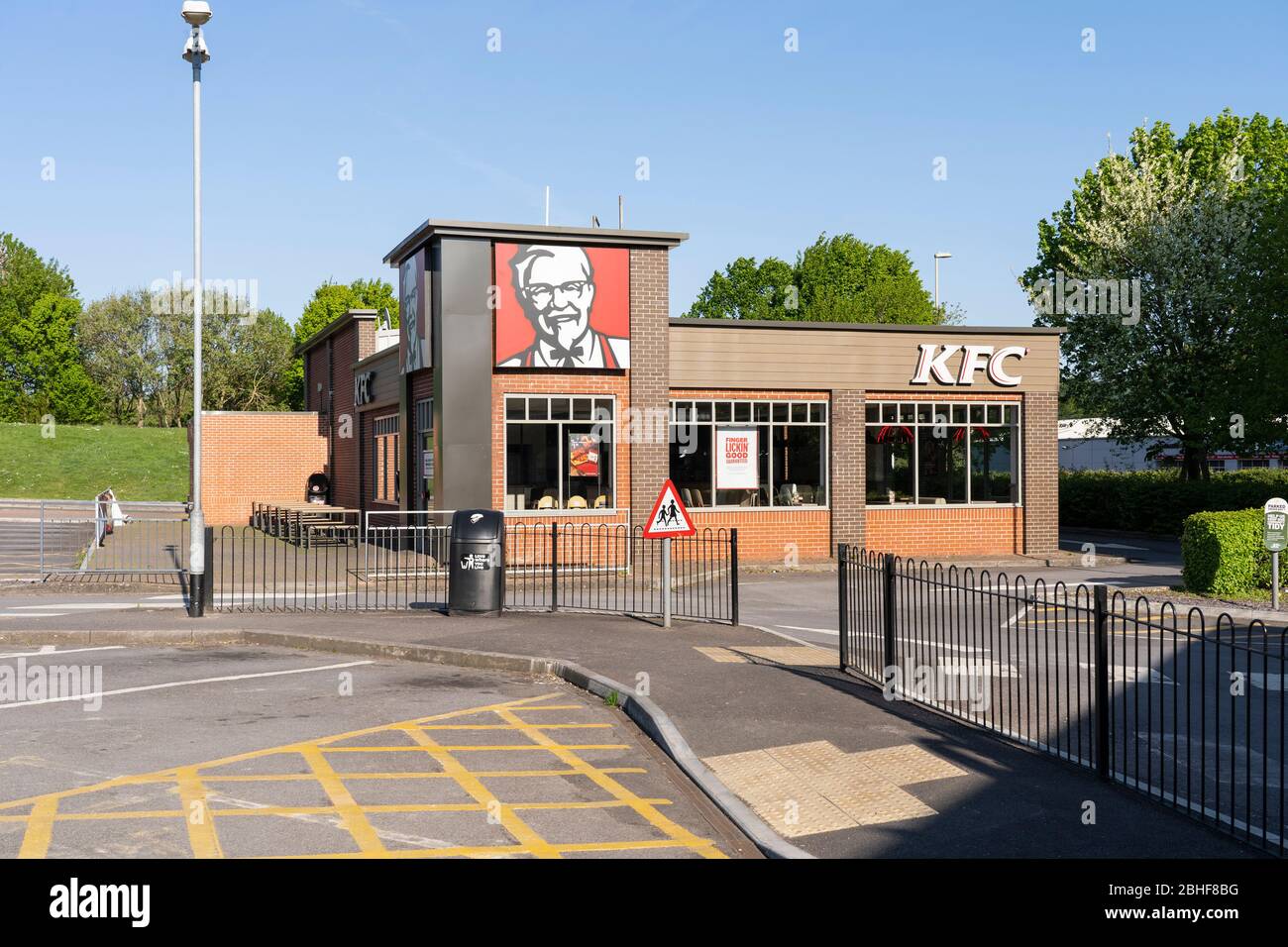 Un KFC traverse une chaîne alimentaire rapide fermée et abandonnée sans clients en raison de la pandémie de Covid 19 de Coronavirus. Basingstoke, avril 2020 Banque D'Images