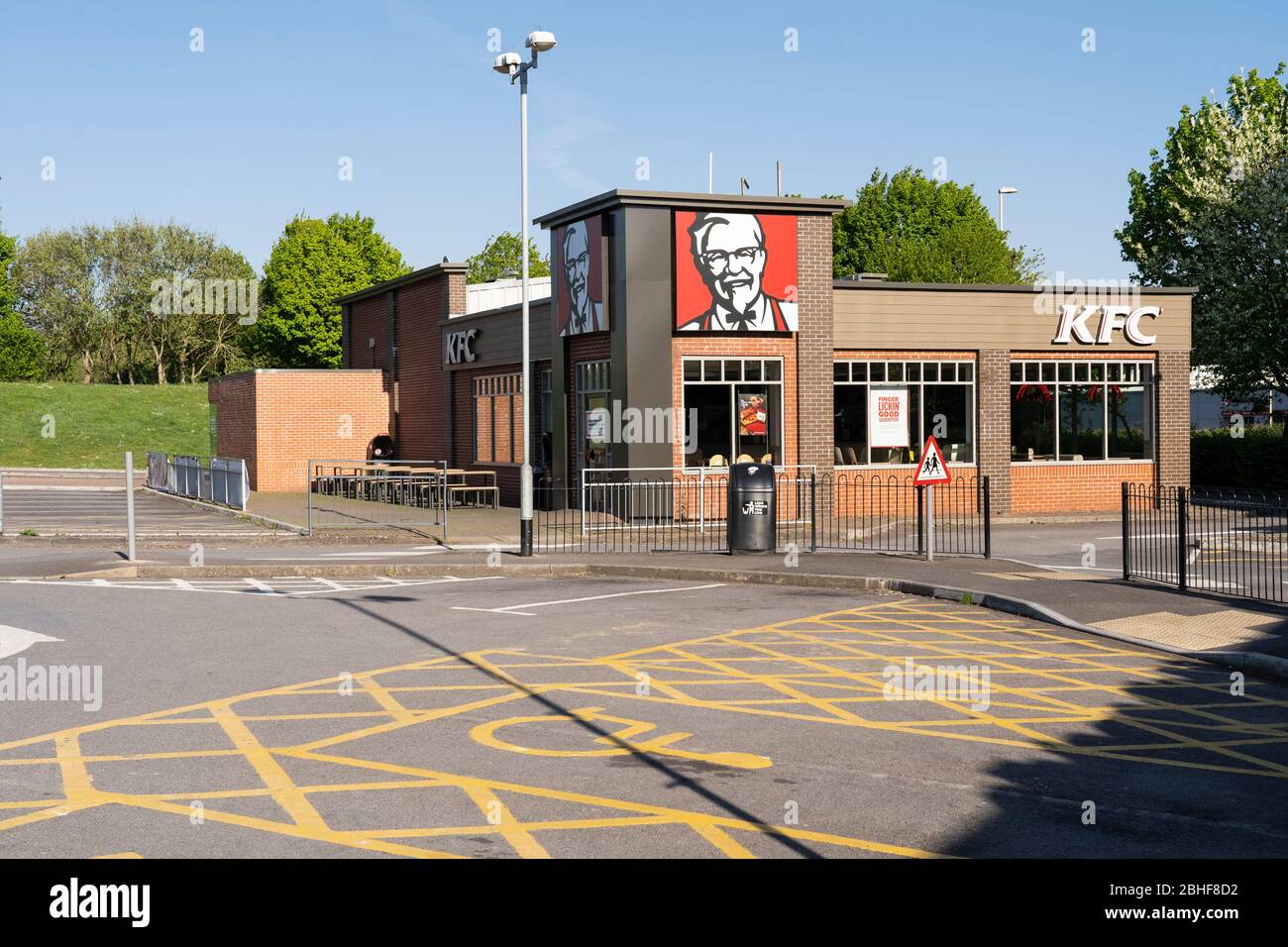 Un KFC traverse une chaîne alimentaire rapide fermée et abandonnée sans clients en raison de la pandémie de Covid 19 de Coronavirus. Basingstoke, avril 2020 Banque D'Images