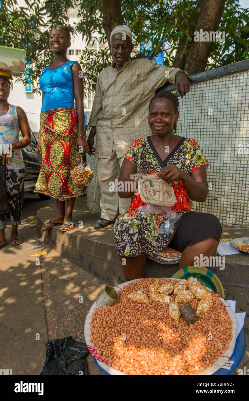Scène de rue avec une femme qui vend des arachides à Freetown, Sierra Leone. Banque D'Images