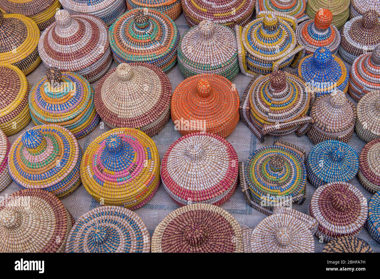 Paniers souvenirs tissés sur un marché d'art à Banjul, Gambie. Banque D'Images