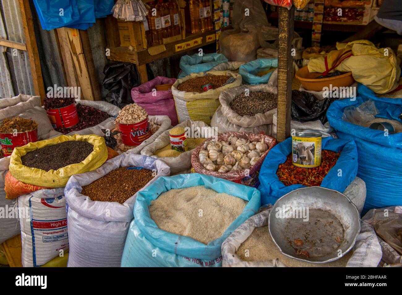 Scène de marché avec sur le marché Albert à Banjul, Gambie. Banque D'Images