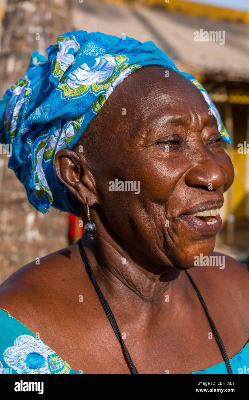 Portrait d'une femme locale sur le marché Albert à Banjul, Gambie. Banque D'Images