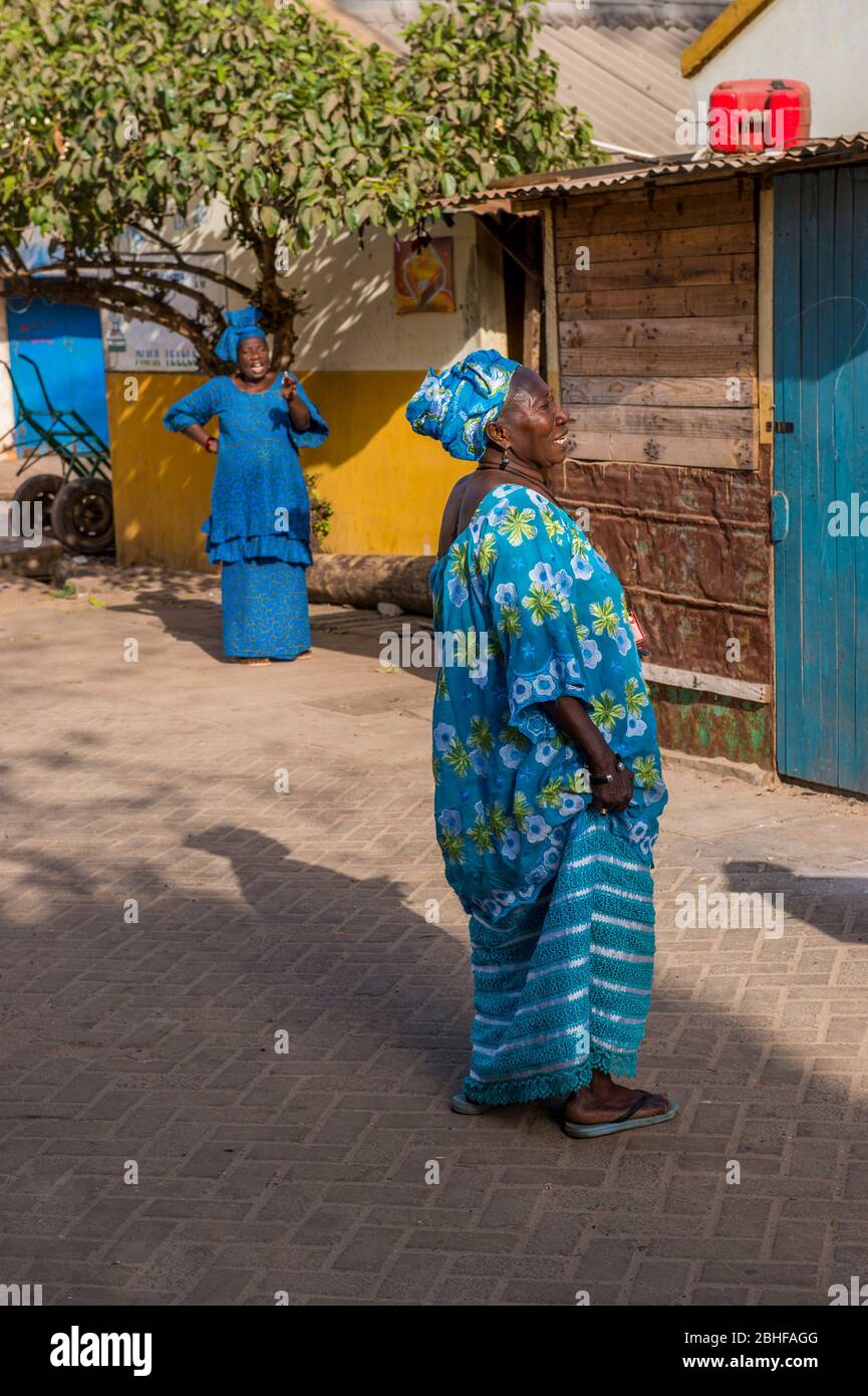 Femme locale sur le marché Albert à Banjul, Gambie. Banque D'Images