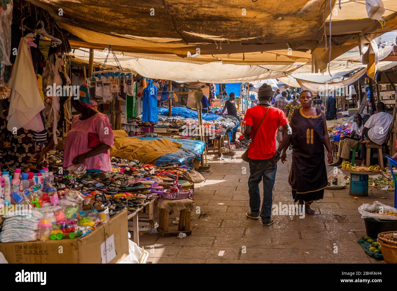 Scène de marché avec les gens le marché Albert à Banjul, Gambie. Banque D'Images