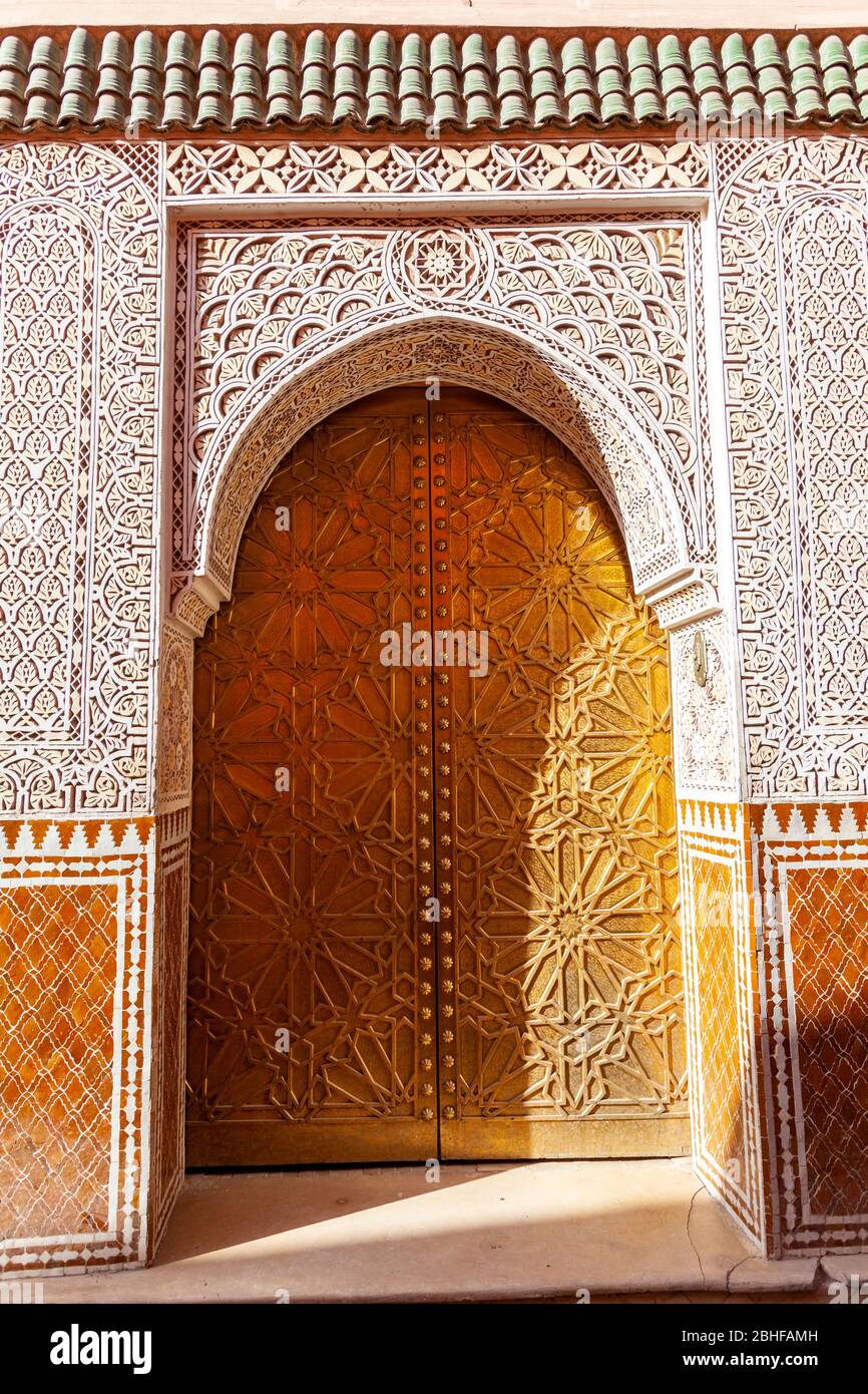 Porte dorée décorée à Marrakech, Maroc Photo Stock - Alamy