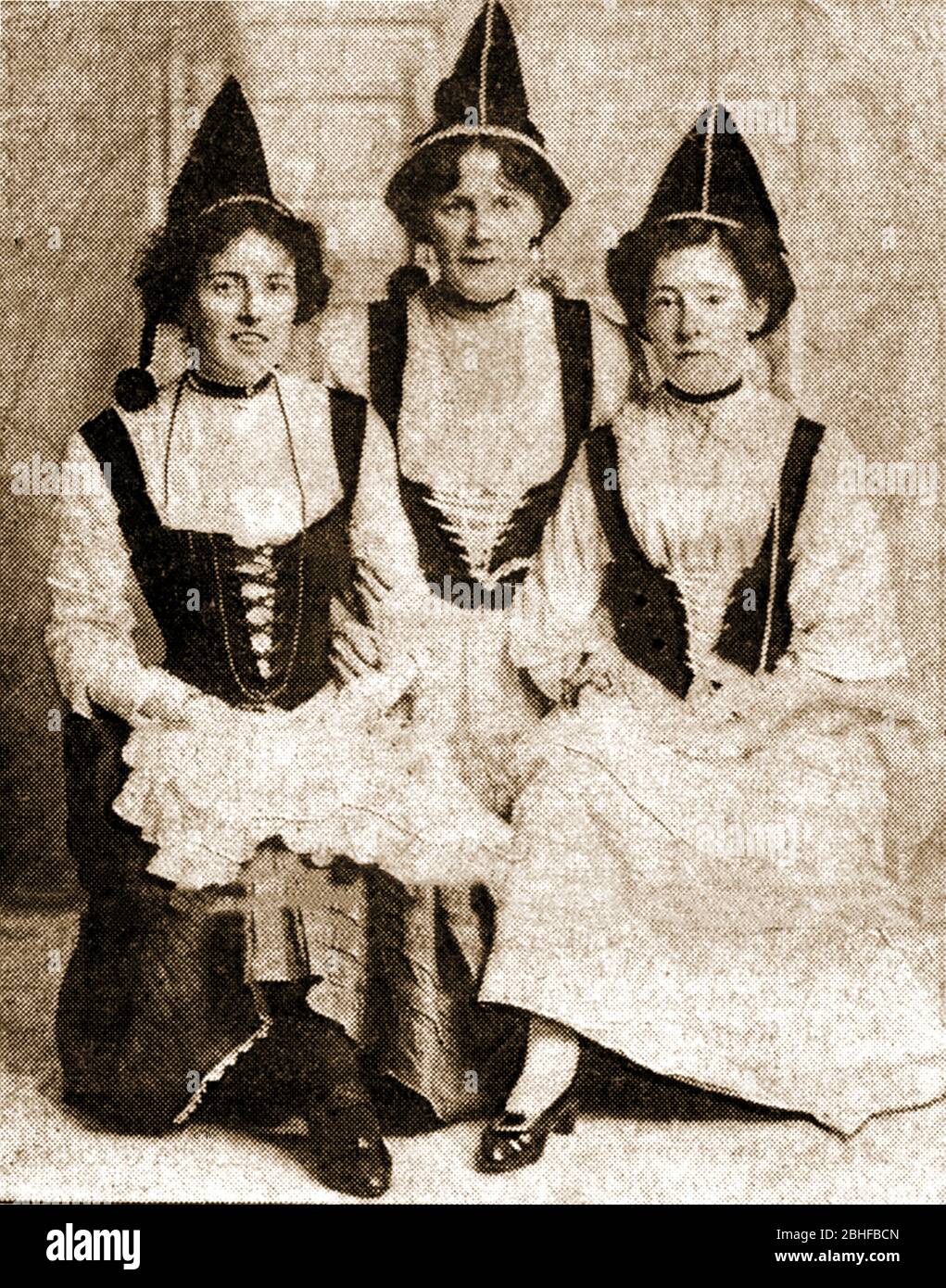 Une photographie rare de trois guides Ranger nommés Circa 1900 , de Whitby, dans le Yorkshire du Nord, qui avait remporté le prix (original) du duc d'Édimbourg pour les filles. - Alfred Ernest Albert (1844 – 1900) régna comme duc de Saxe-Coburg et Gotha de 1893 à 1900. Il était le deuxième fils (quatrième enfant) de la reine Victoria de Grande-Bretagne et fut nommé duc d'Édimbourg lors de l'anniversaire de la reine avec distinction le 24 mai 1866. Sur la photo (l à r) sont Mlle Isabel Harker (jamais mariée), Gertie Pennock (plus tard Mme Edwin Todd) et Amy Smith (plus tard Mme G Heselton). La pertinence des costumes est inconnue. Banque D'Images