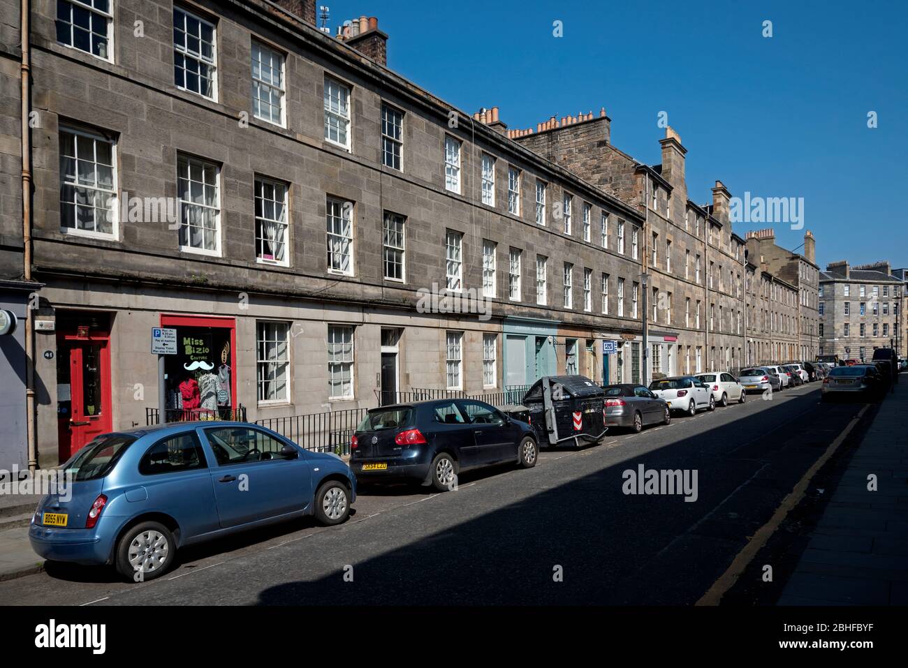 Une rue St Stephen déserte au moment du premier confinement de la cavid-19 à Stockbridge, Édimbourg, Écosse, Royaume-Uni. 25 avril 2020. Banque D'Images