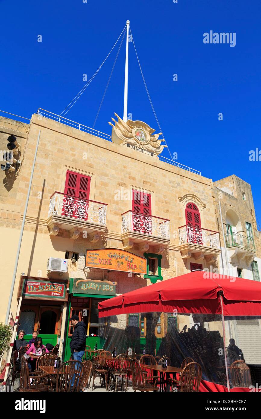 Café, place Saint-Georges, ville de Victoria, île Gozo, Malte, Europe Banque D'Images