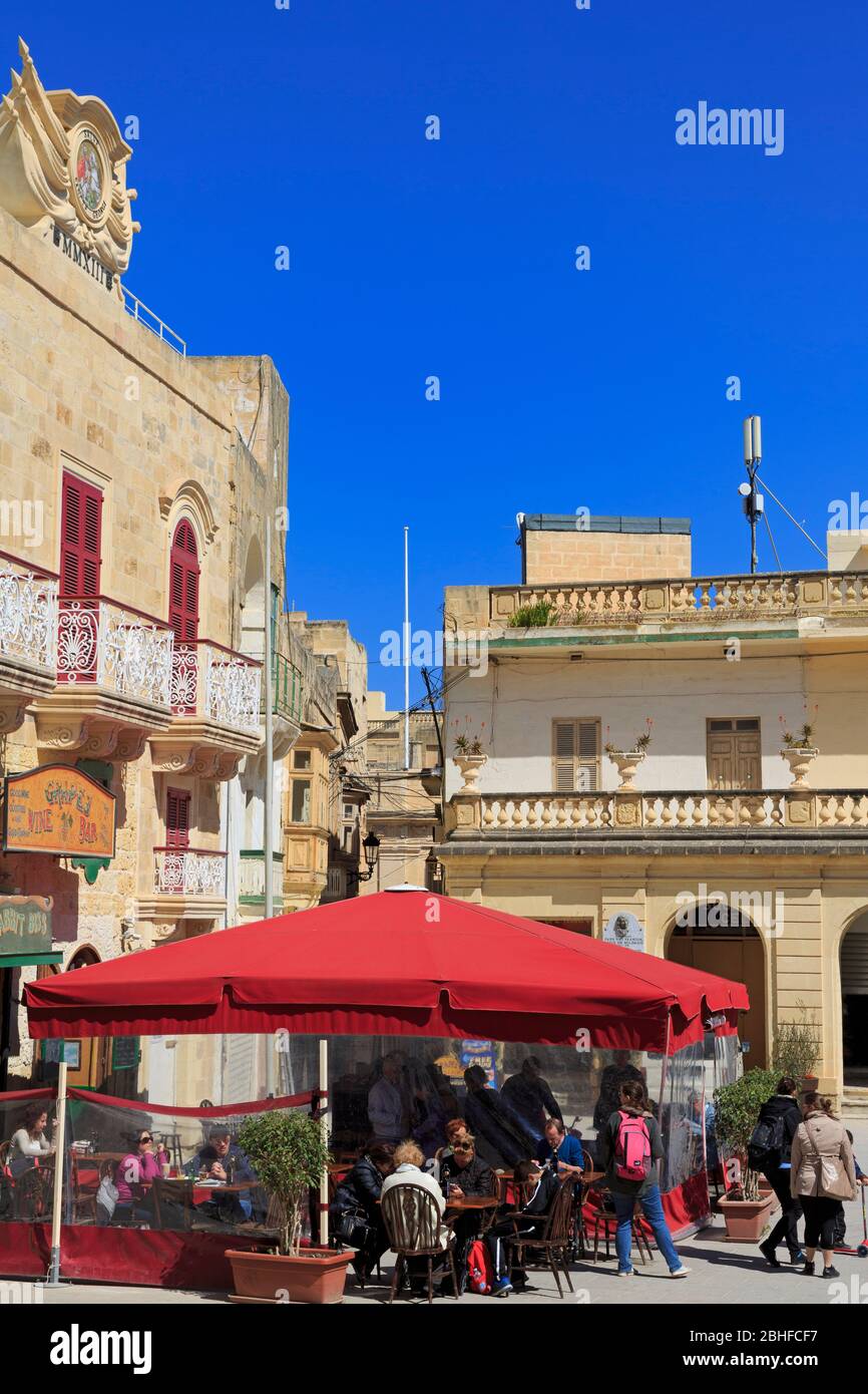 Café, place Saint-Georges, ville de Victoria, île Gozo, Malte, Europe Banque D'Images