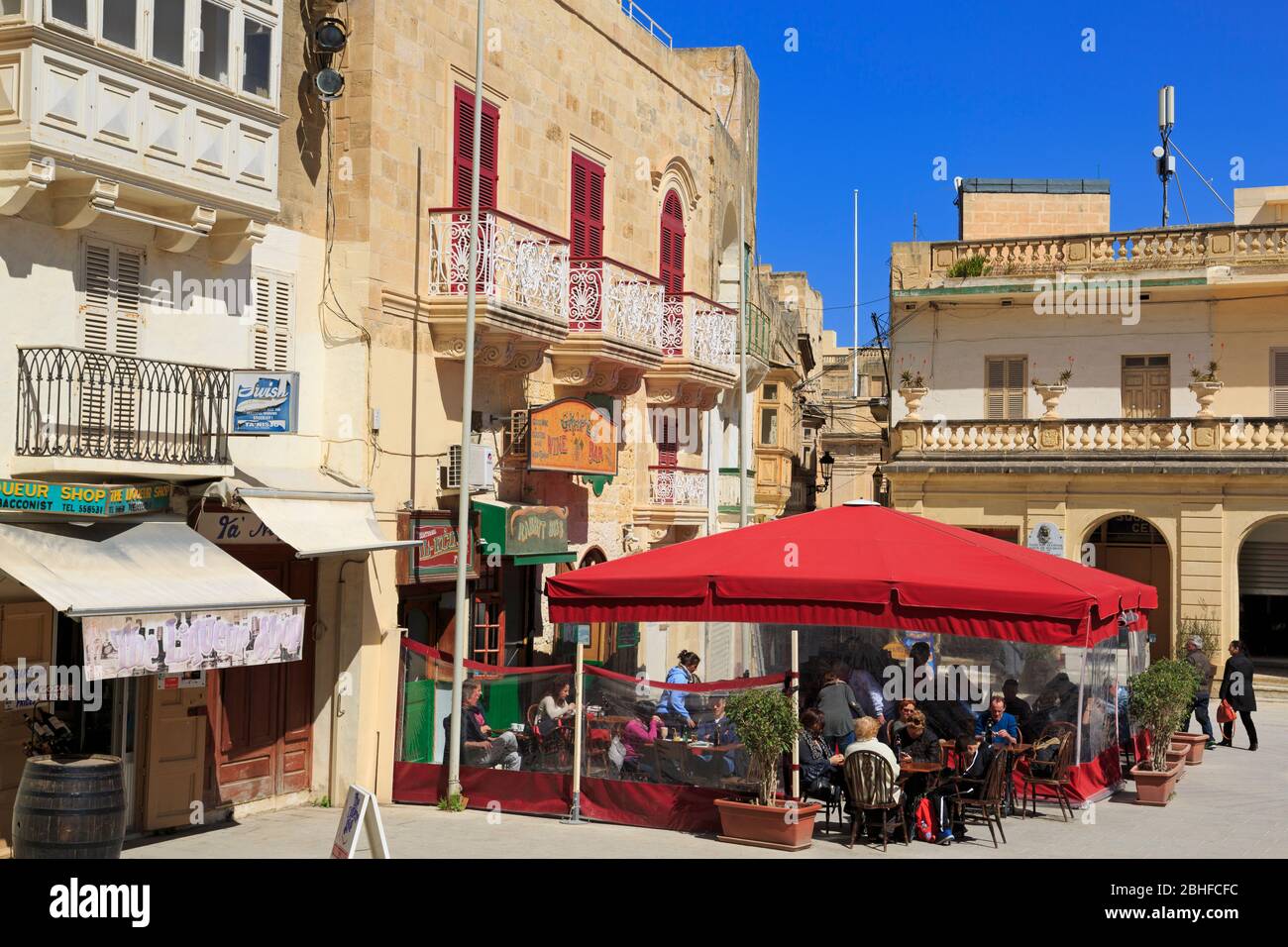 Café, place Saint-Georges, ville de Victoria, île Gozo, Malte, Europe Banque D'Images